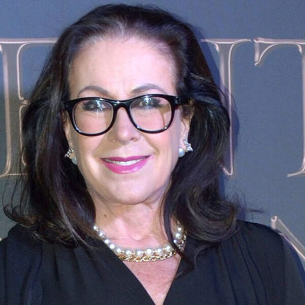 Laura Zapata se quita varios años de encima; se da una ‘manita de gato’