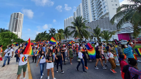 Con marcha multitudinaria, celebran día del orgullo LGTBQ+ en Cancún