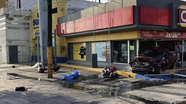 Sujeto mata a dos personas y se estrella en una tienda de conveniencia