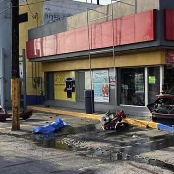 Sujeto mata a dos personas y se estrella en una tienda de conveniencia