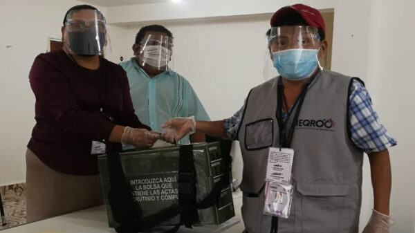 Inicia la distribución de paquetes electorales a presidentes de casillas en Lázaro Cárdenas.