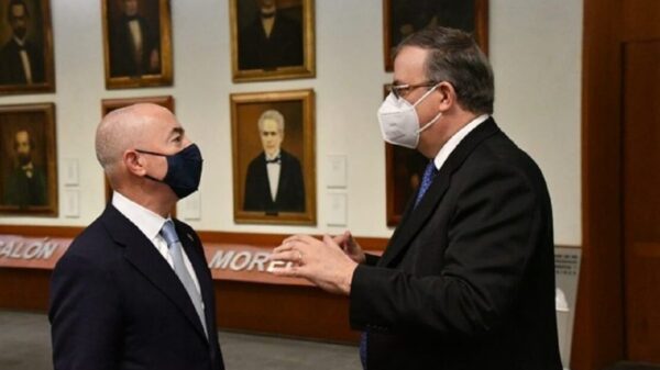 Amarran México y EU migración y economía; insisten en muro de Trump