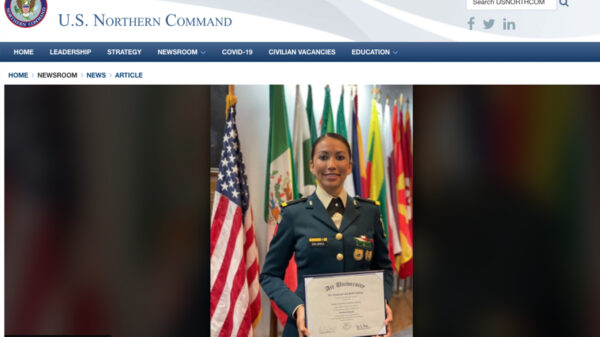 Se gradúa primer mujer oficial de SEDENA en Fuerza Aérea de USA