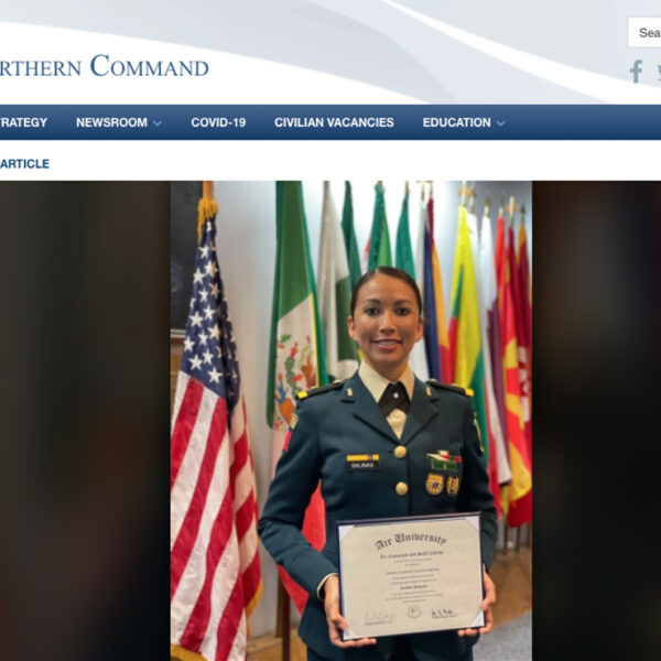 Se gradúa primer mujer oficial de SEDENA en Fuerza Aérea de USA