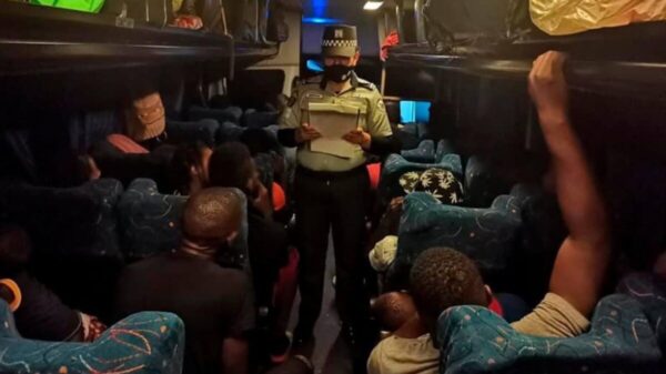 Encuentran a 57 migrantes; viajaban en autobús robado