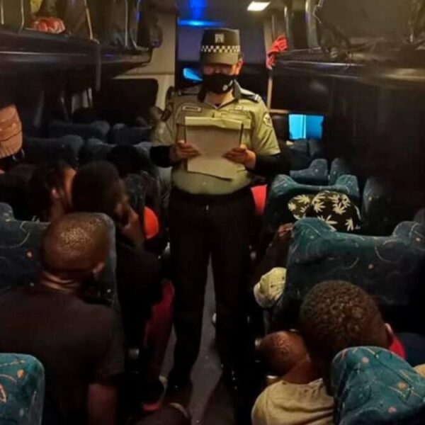 Encuentran a 57 migrantes; viajaban en autobús robado