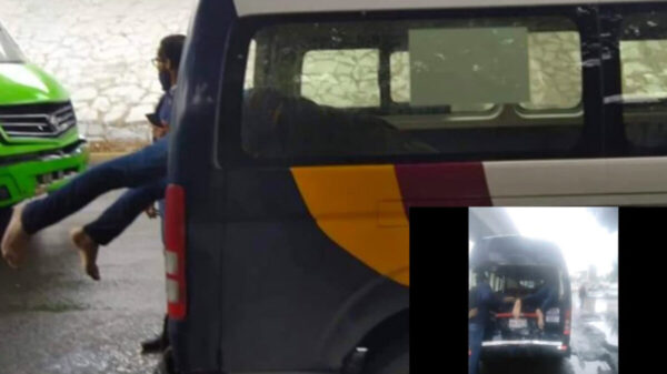 Choca motociclista y se ‘ensarta’ en una combi del Edomex