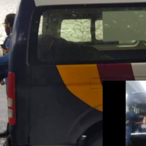 Choca motociclista y se ‘ensarta’ en una combi del Edomex