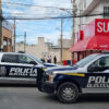 Comerciante frustra asalto arrollando a ladrones en Villas Del Mar