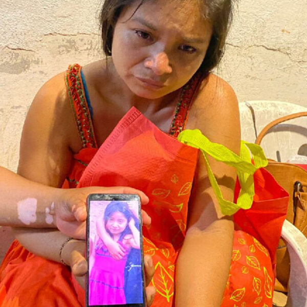 Dos hermanitos comen pan envenenado; uno muere y el otro está grave