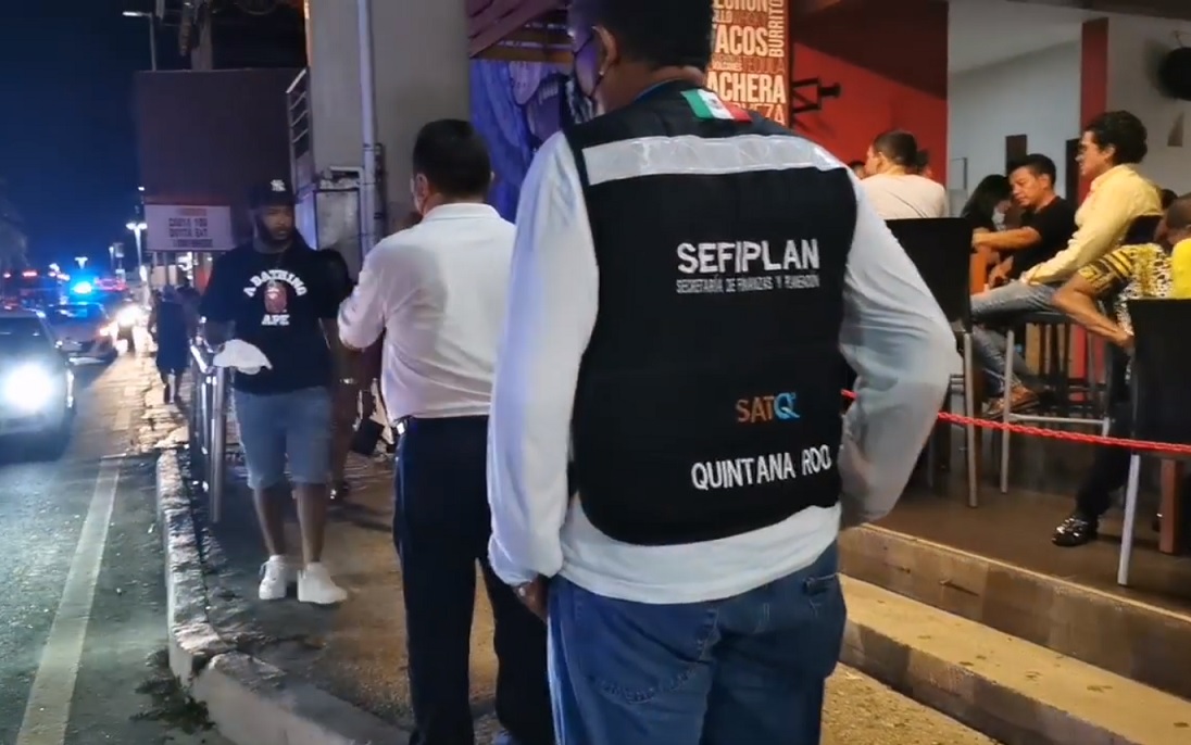 Clausuran negocios en la Zona Hotelera por no acatar medias anticovid; realizan autoridades un operativo y detectas viarias irregularidades.