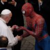 Hombre Araña solidario se encuentra con el Papa