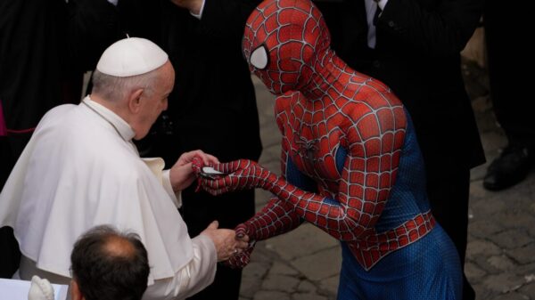 Hombre Araña solidario se encuentra con el Papa