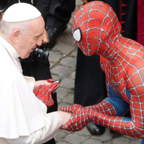 ¡Sorpresa! Spiderman saluda al Papa Francisco en el Vaticano