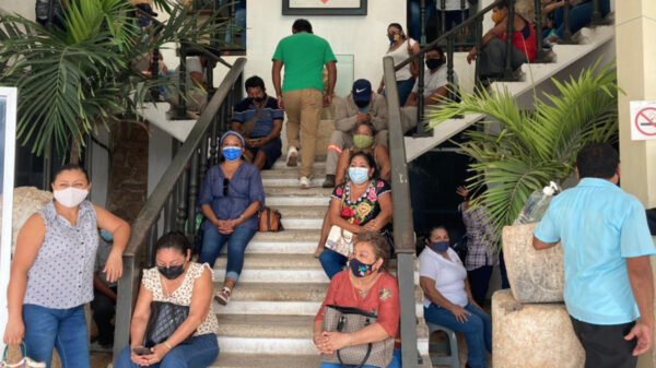 Burócratas de Felipe Carrillo Puerto toman palacio municipal 