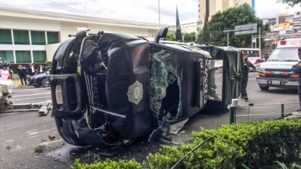 Dos lesionados tras volcar patrulla, en la Ciudad de México