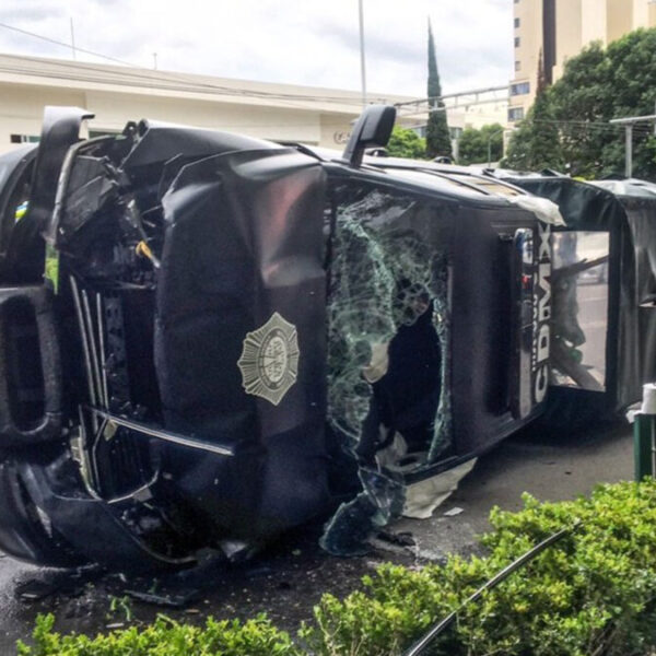 Dos lesionados tras volcar patrulla, en la Ciudad de México
