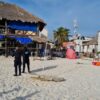 Retiran camastros y sombrillas de Playa Tortugas en Cancún