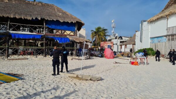 Retiran camastros y sombrillas de Playa Tortugas en Cancún