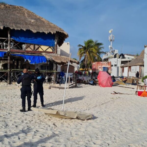 Retiran camastros y sombrillas de Playa Tortugas en Cancún