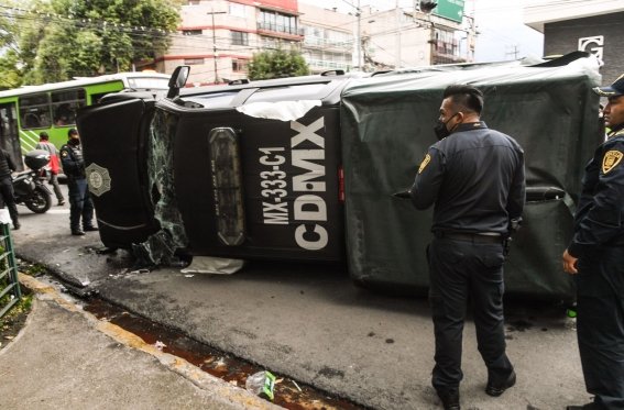 Dos lesionados tras volcar patrulla, en la Ciudad de México