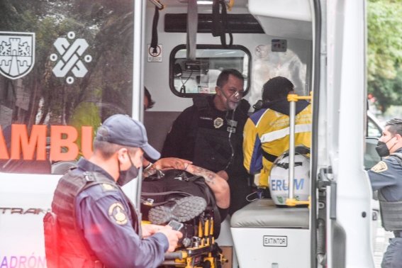 Dos lesionados tras volcar patrulla, en la Ciudad de México