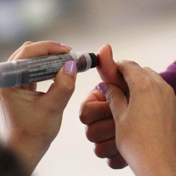 ¿Cómo puedo quitarme la tinta del dedo después de votar?