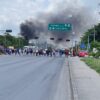 Bloquean vecinos entrada y salida a Cancún-Mérida