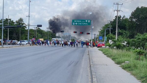 Bloquean vecinos entrada y salida a Cancún-Mérida
