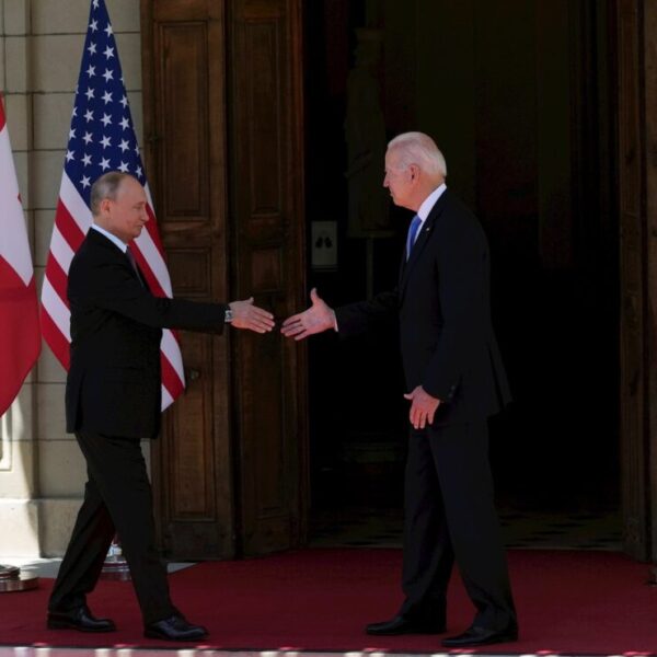 Joe Biden y Vladimir Putin buscan limar tensiones diplomáticas.