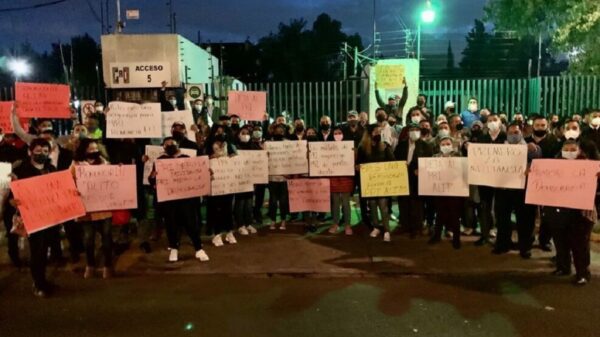 Bloquean militantes del PRI su sede nacional; exigen renuncia de ‘Alito’