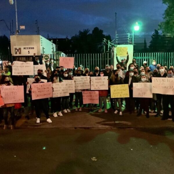 Bloquean militantes del PRI su sede nacional; exigen renuncia de ‘Alito’