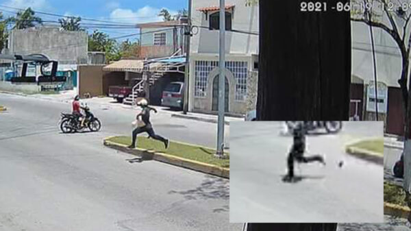 Video: Atraca tienda en Cozumel, pero pierde celular en huida