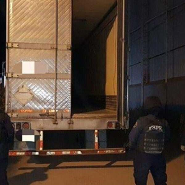 Sujetos armados roban dos tráileres con cartuchos de diverso calibre