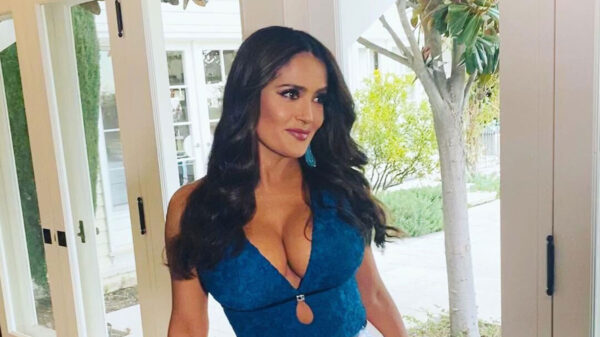 Salma Hayek dice que el busto le creció por la menopausia