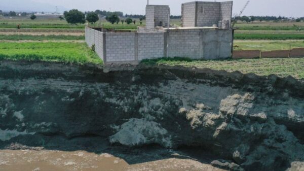 Enorme socavón en Puebla continúa creciendo, casi 100 mts. de diámetro