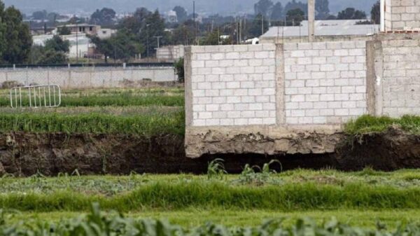 Cae primera barda dentro del enorme socavón en Puebla