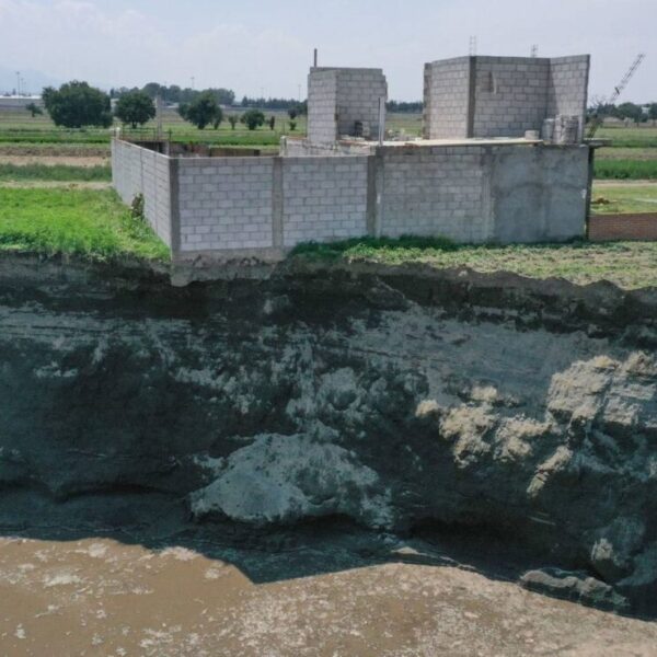 Enorme socavón en Puebla continúa creciendo, casi 100 mts. de diámetro