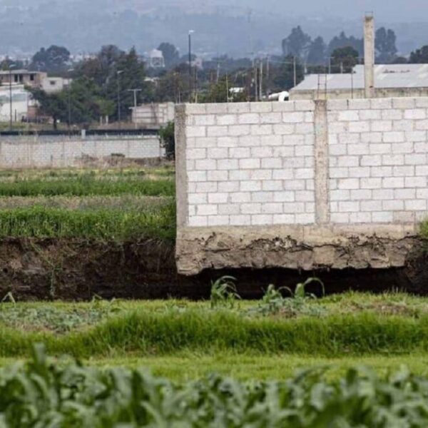 Cae primera barda dentro del enorme socavón en Puebla