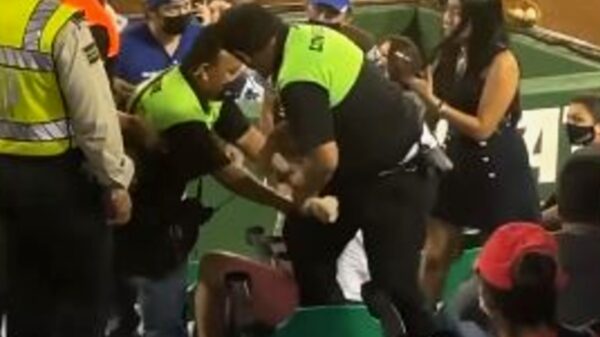 Por no querer usar cubrebocas, sacan a sujeto del estadio Kukulcán Álamo (Video)