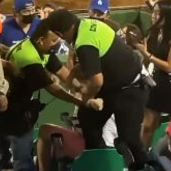 Por no querer usar cubrebocas, sacan a sujeto del estadio Kukulcán Álamo (Video)