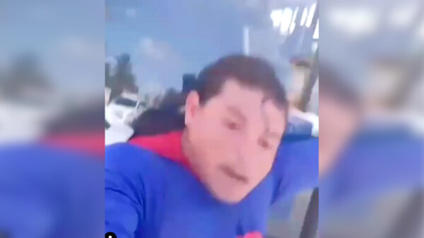 Supermán "patito" falla en intento de detener camión con una mano