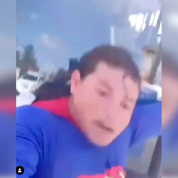 Supermán "patito" falla en intento de detener camión con una mano
