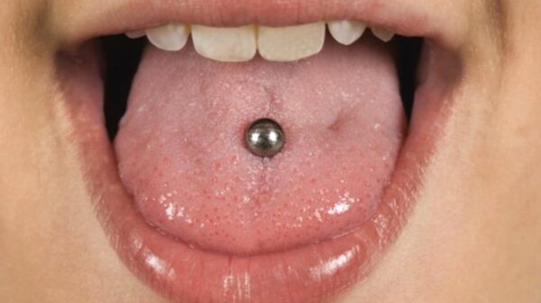 Reto del piercing falso de TikTok deja a más de 60 niños hospitalizados en Inglaterra