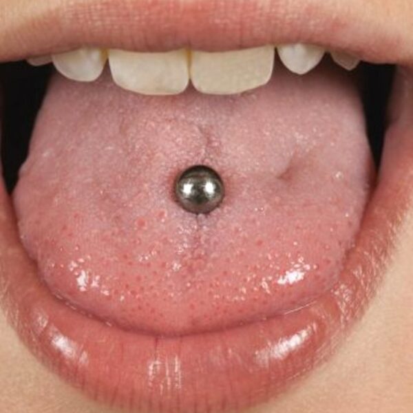 Reto del piercing falso de TikTok deja a más de 60 niños hospitalizados en Inglaterra