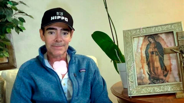 Toño Mauri sufre fuerte caída durante su lucha contra el Covid-19