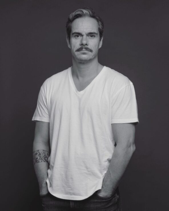 Tony Dalton conquista a Marvel con la espada