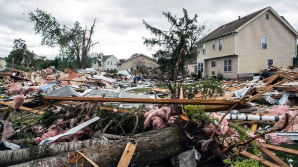 Tornado destruye casas y deja sin electricidad a Chicago