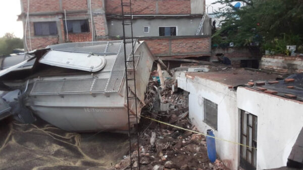 Se descarrila tren y cae sobre cuatro viviendas; hay un muerto