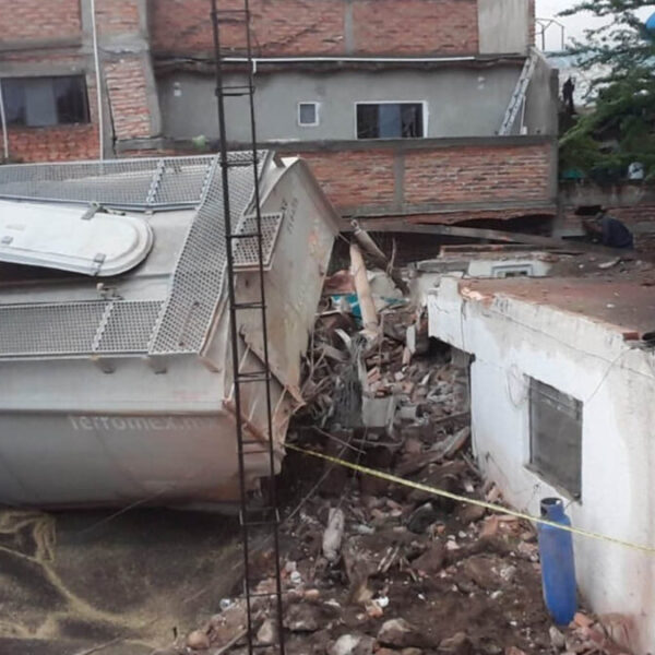 Se descarrila tren y cae sobre cuatro viviendas; hay un muerto